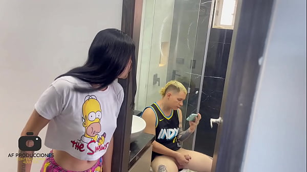 Mi tímida hermanastra me sorprende masturbandome y se antoja de que la folle muy duro hasta hacerla correrse. Me corro encima de ella.