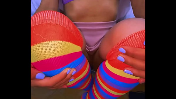 El estudiante invitó a la madrastra a su habitación, y no se detuvieron en caricias.