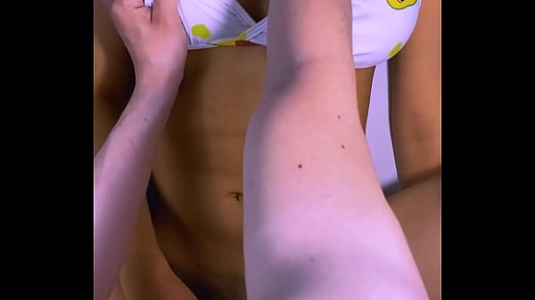 La mejor amiga y el infiel se miraron con deseo mientras sus manos se tocaban, y terminaron en su habitación.