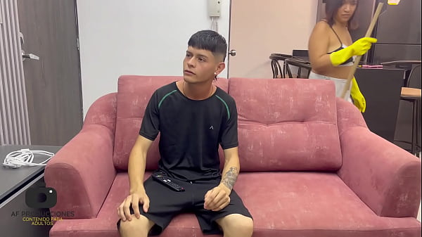 La perra de mi madrastra me pide que le baje el estres con una dura cogida y le eche mi rica leche.