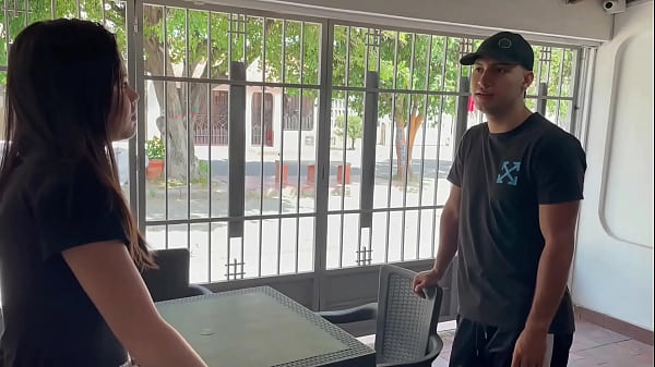 Sorprendo a mi pequeña hermanastra jugando con mi ropa interior y terminamos follando duro.