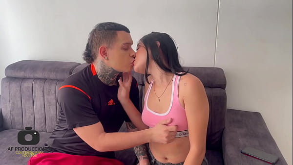 La sucia de mi vecina me sorprende en mi cumpleaños y me deja correrme en su boca como regalo.