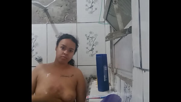 LAVANDO MINHA BUCETINHA E REBOLANDO COM TESÃO DURANTE O BANHO