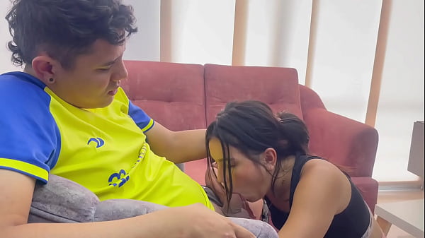 Me follo duro por el culo a mi pequeña hermanastra antes de ir a verse con su nuevo novio.