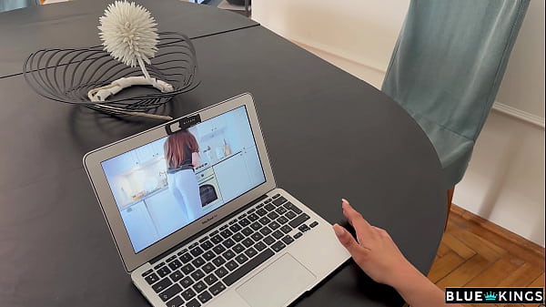 Teen traviesa se folla a sus dos compañeros de piso en un trio