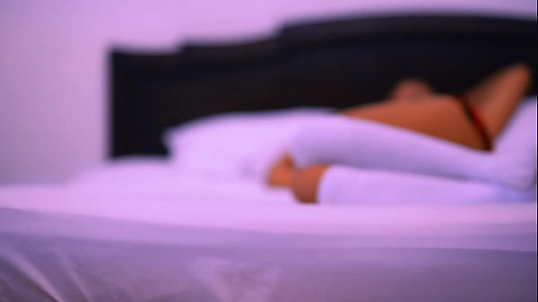 La vecina casada se folla al vecino soltero en su habitación mientras su esposo está de viaje por trabajo.