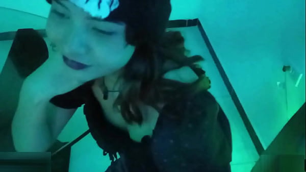 Le follo el coño a mi hermanastra y se traga mi leche