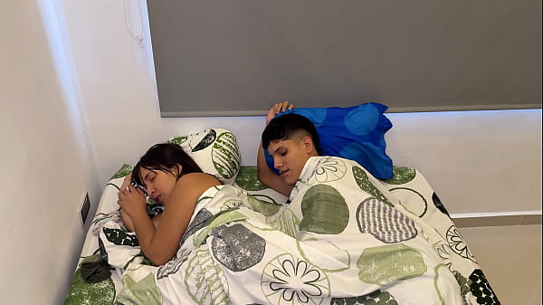 Mi madrastra y yo compartimos cama y ella termina metiendose mi gran polla en su rico coño