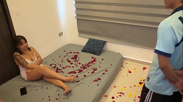 Mi padrastro deja plantado a mi MADRASTRA en el dia de san Valentin y yo la consuelo con una dura follada.