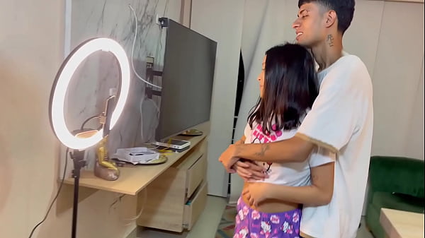 Mi pequeña hermanastra quiere ser influencer y termino cogiendola rico y me le vengo en su coño.